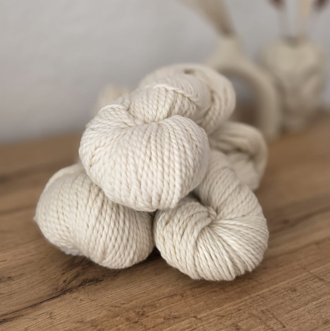 "SUSURRO" DE LANA MERINO PREMIUM - COLOR CRUDO - Madeja de 150gr.